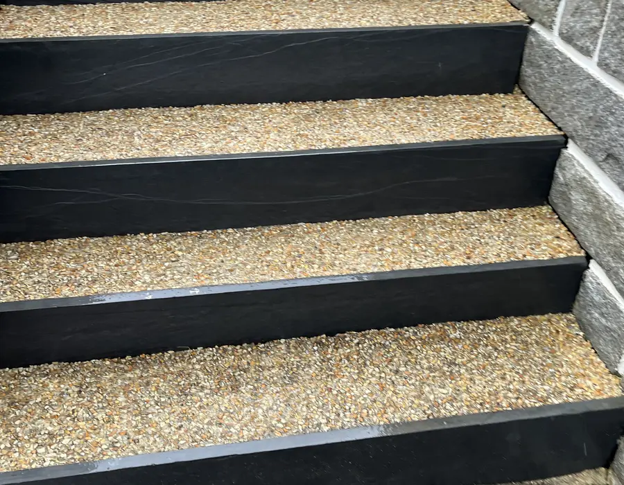 Nettoyage d’un escalier extérieur après entretien du jardin